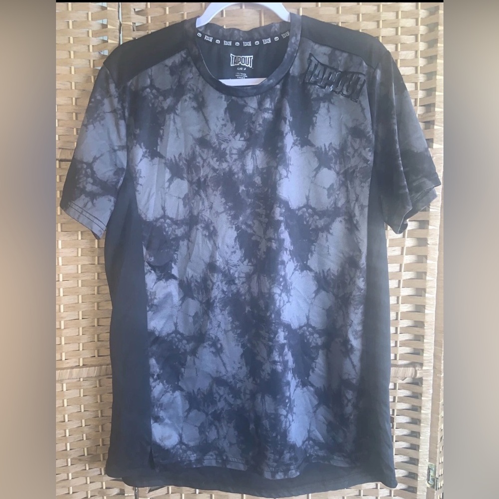 Tapout Men's Gray and Black Tie-Dye Tee